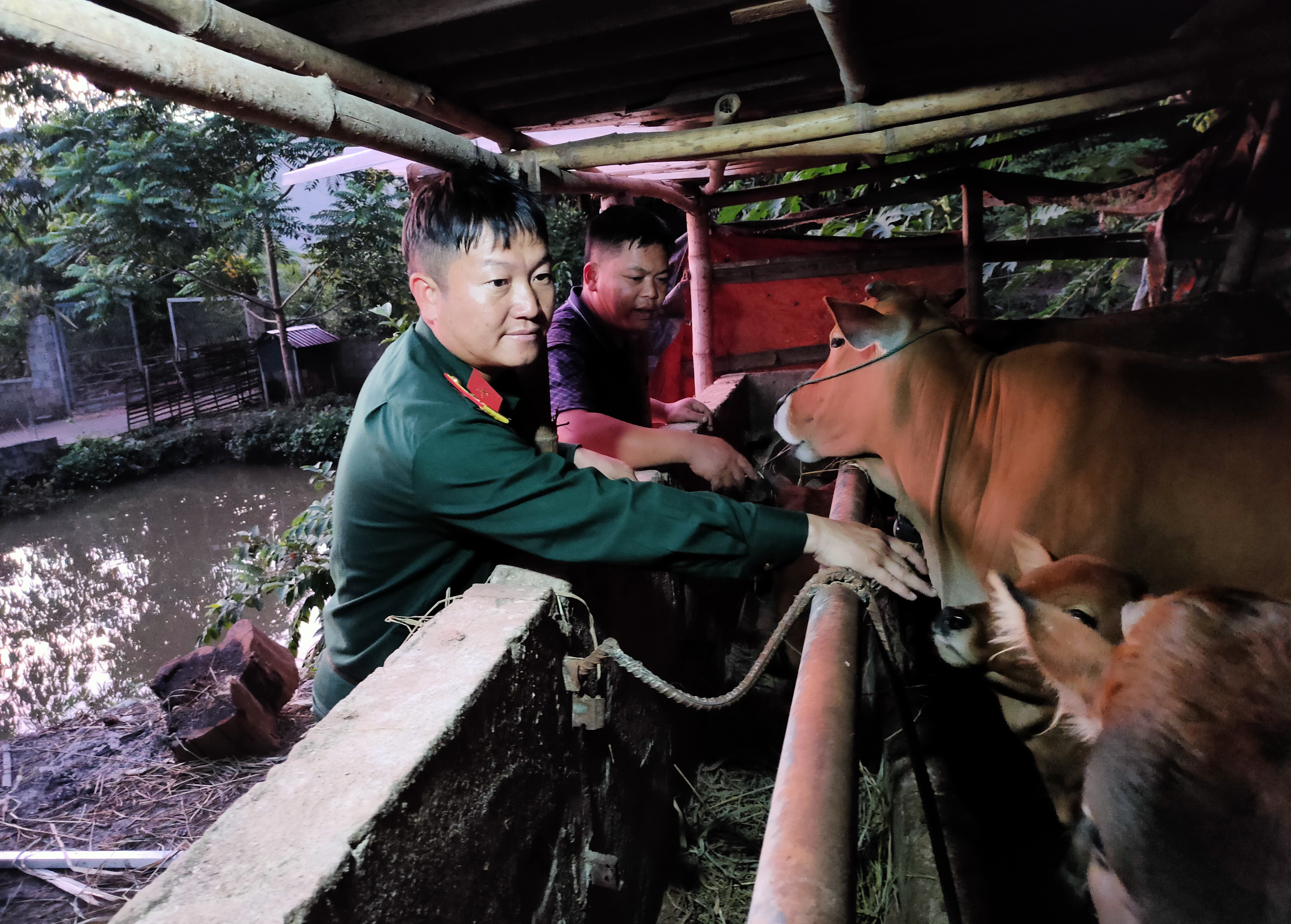 Trao “cần câu” tặng hộ nghèo vùng biên