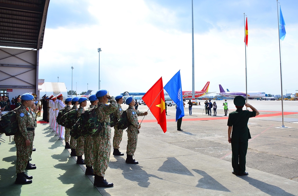 Nghi thức chào cờ thiêng liêng tại buổi tiễn.