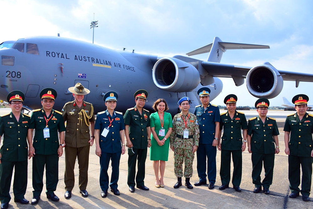 Lãnh đạo các đơn vị, đại biểu chụp ảnh tại buổi tiễn.