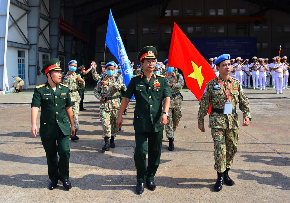 Thiếu tướng Hoàng Kim Phụng, Cục trưởng Cục Gìn giữ hoà bình Việt Nam và Thiếu tướng, PGS,TS, Thầy thuốc nhân dân Nguyễn Hồng Sơn, Giám đốc Bệnh viện Quân y 175 (Bộ Quốc phòng) dẫn đầu đoàn cán bộ, nhân viên BVDC 2.3 xuất quân.
