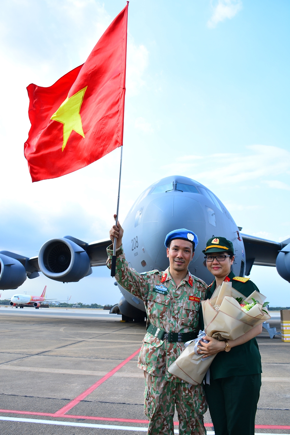 Giây phút chia tay rất đẹp của Thiếu tá Lưu Phước Hải, nhân viên BVDC 2.3 với hậu phương.