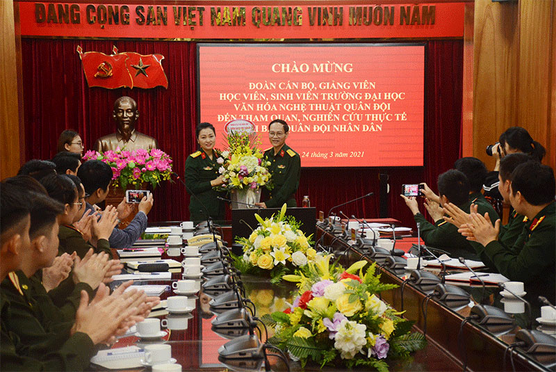 Học viên báo chí Lào tham quan, nghiên cứu tại Báo Quân đội nhân dân