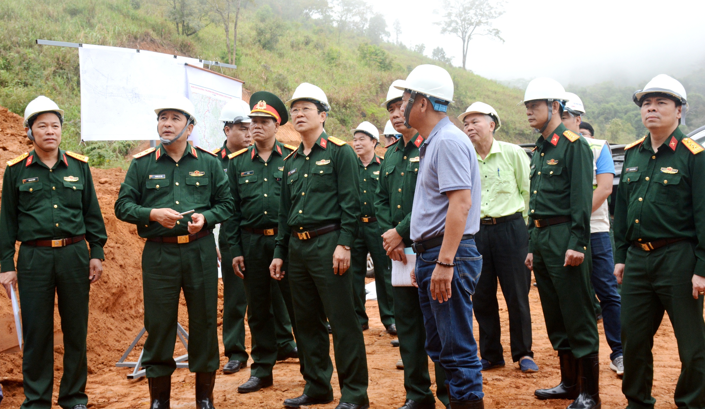 Trung tướng Phùng Sĩ Tấn kiểm tra dự án đường Trường Sơn Đông