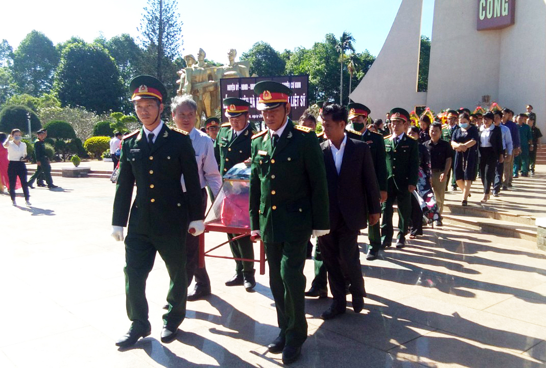 Huyện Cư Kuin truy điệu và an táng hài cốt liệt sĩ