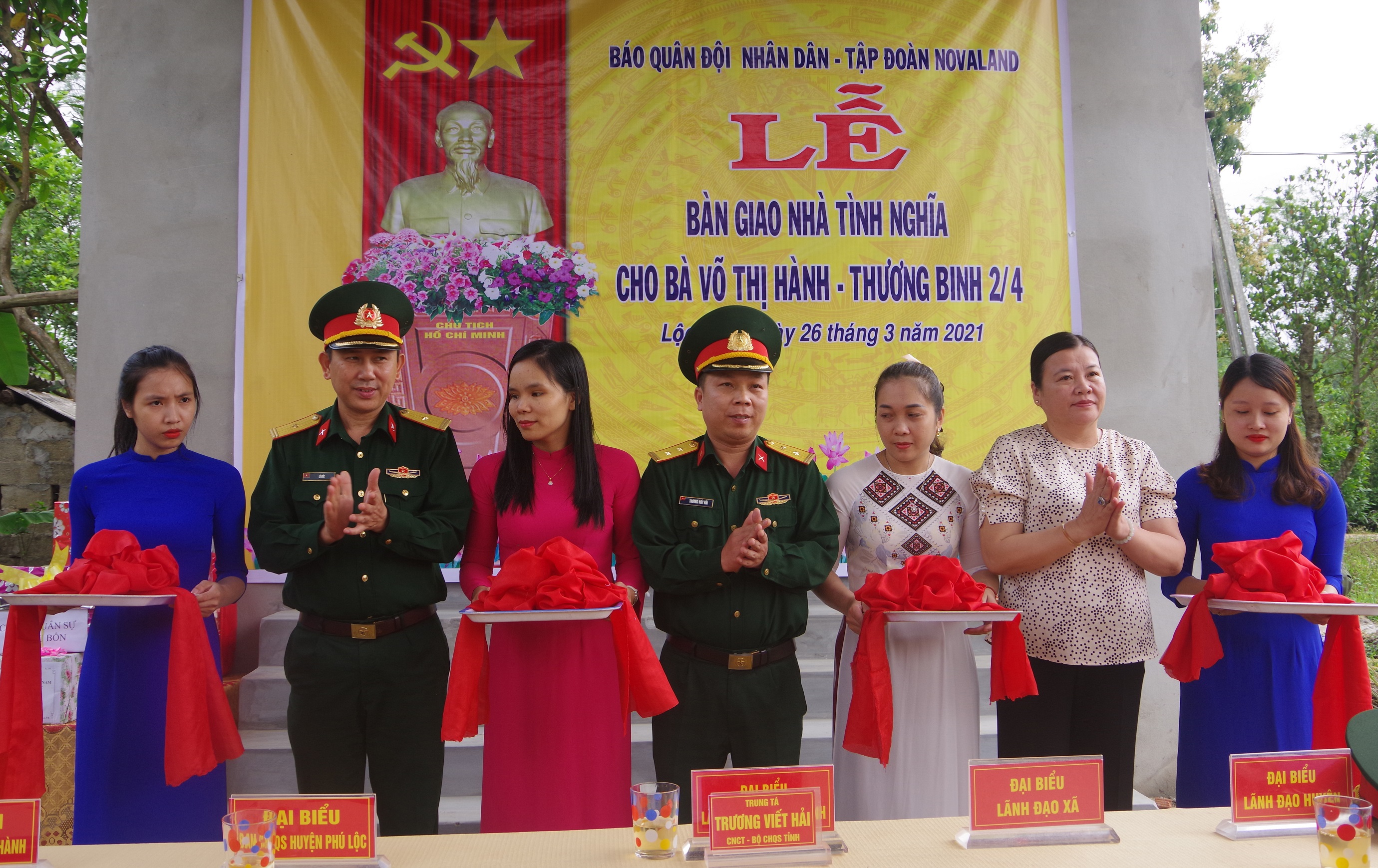 Bà Võ Thị Hành nhận nhà tình nghĩa từ chương trình Nghĩa tình với miền Trung của Báo Quân đội nhân dân