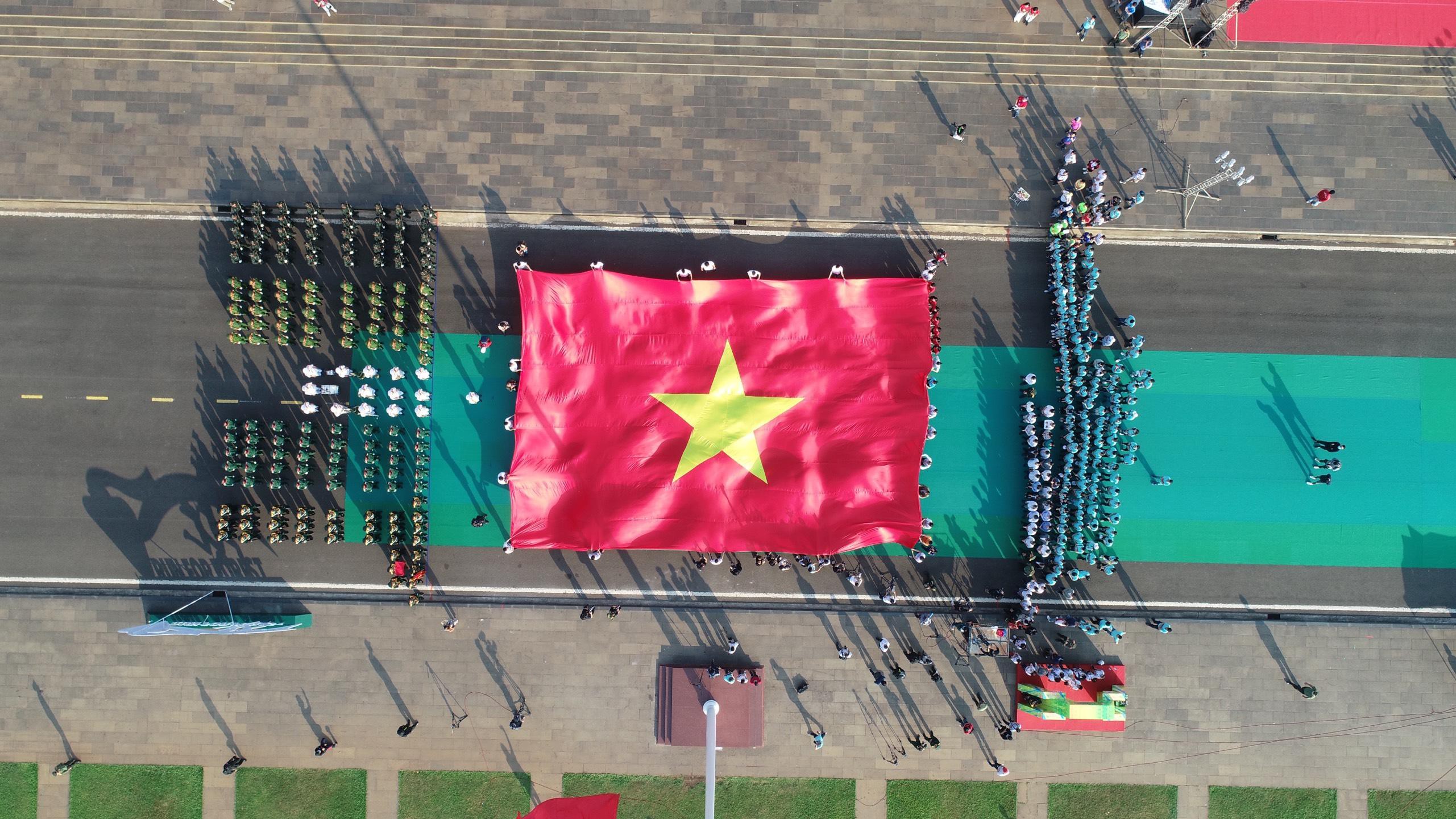 Xúc động Lễ Thượng cờ tại Tiền Phong Marathon 2021