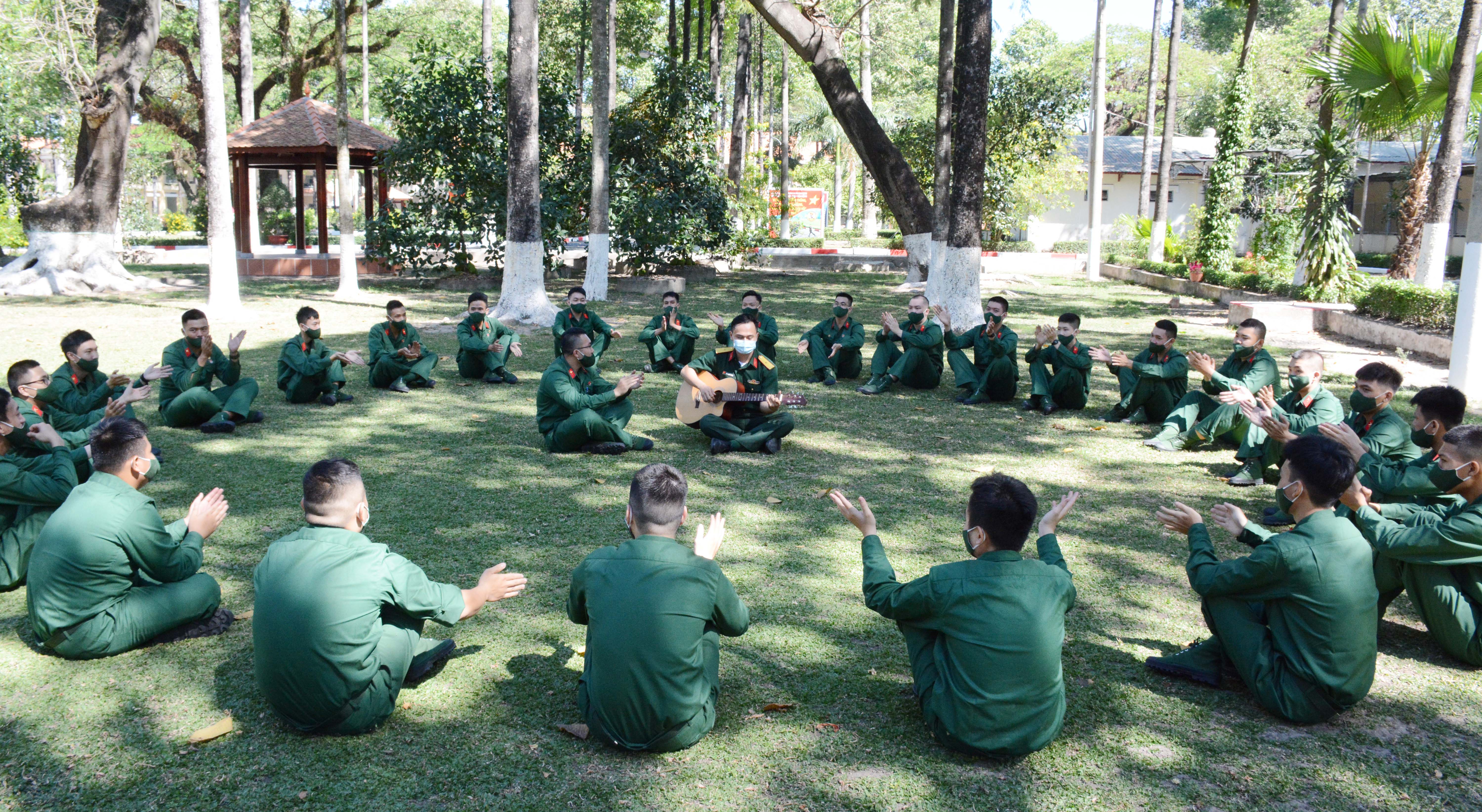 Chiến sĩ mới hòa nhập với môi trường quân ngũ