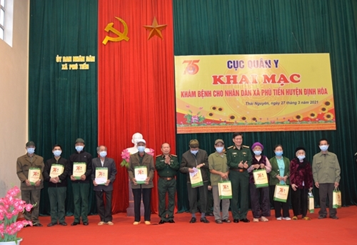 Cục Quân y tổ chức khám bệnh, cấp thuốc, tặng quà tại huyện Định Hóa, tỉnh Thái Nguyên