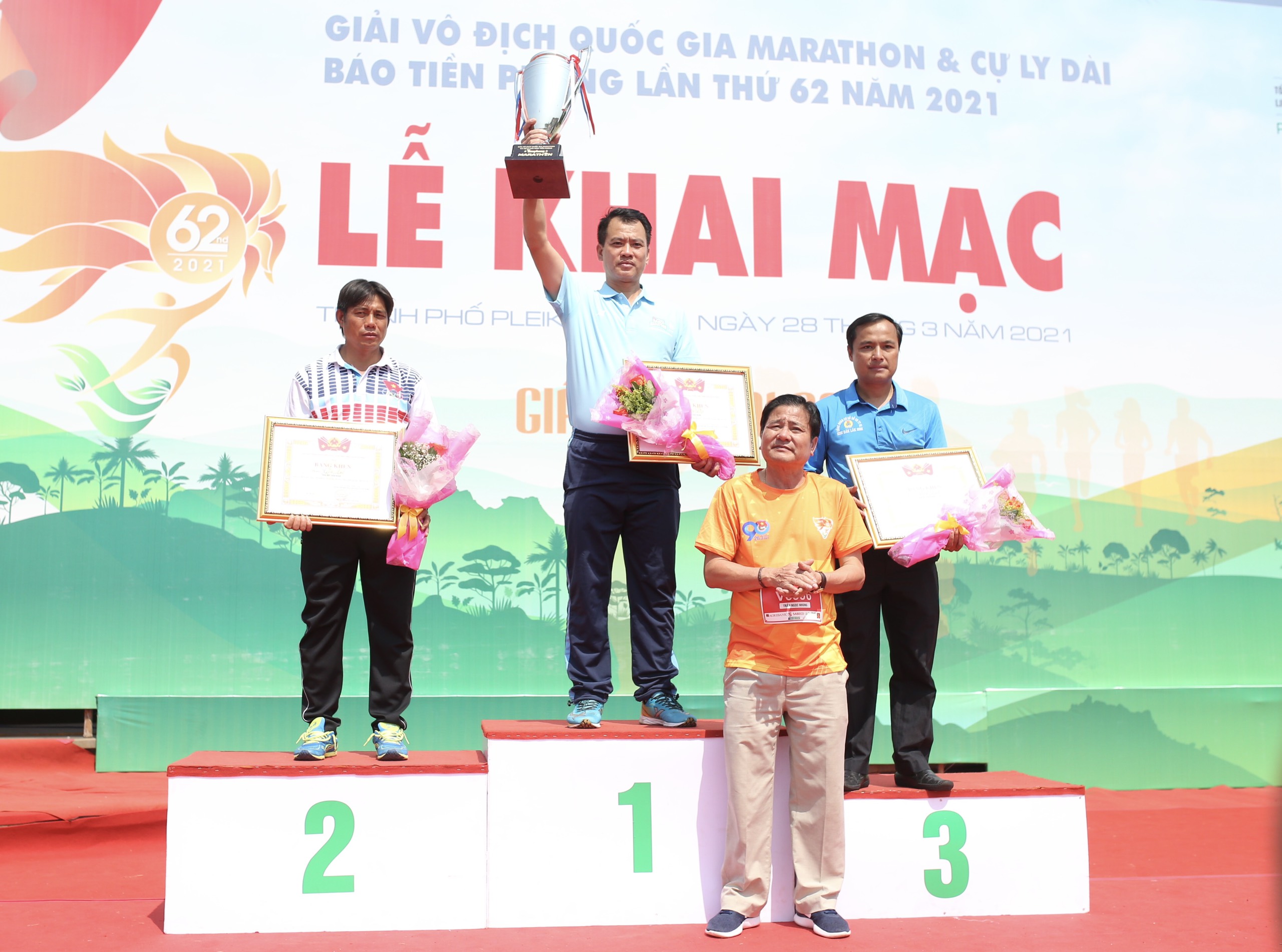 Điền kinh Quân đội thắng lớn tại Tiền Phong Marathon 2021