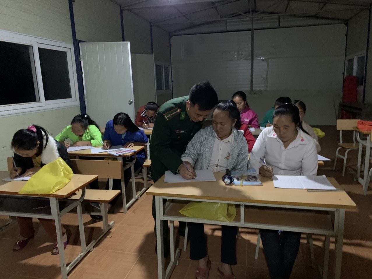 Lớp học đêm trên đỉnh Huồi Mới