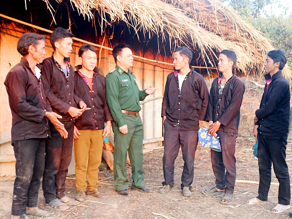 Người phó bí thư hết lòng vì dân bản

