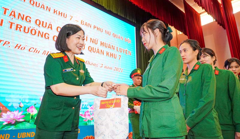 Ban Phụ nữ Quân đội thăm, tặng quà nữ chiến sĩ tại Trường Quân sự Quân khu 7