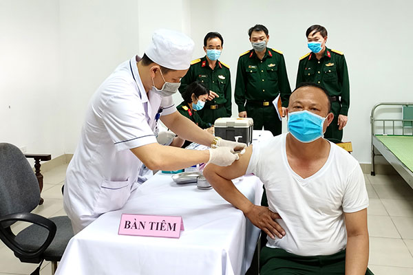 Tiêm vắc xin phòng Covid-19 cho cán bộ, chiến sĩ trên tuyến đầu chống dịch