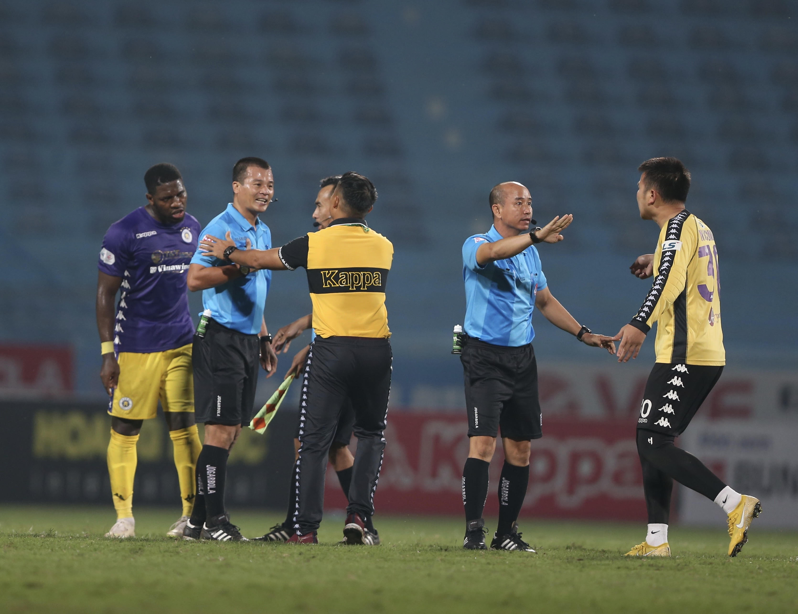 Trọng tài ở đâu?