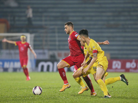 Nam Định FC thắng Sông Lam Nghệ An ở phút bù giờ