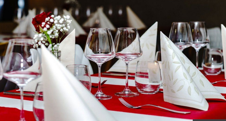 Thực hư những bữa tiệc xa hoa vi phạm quy định chống dịch ở Pháp