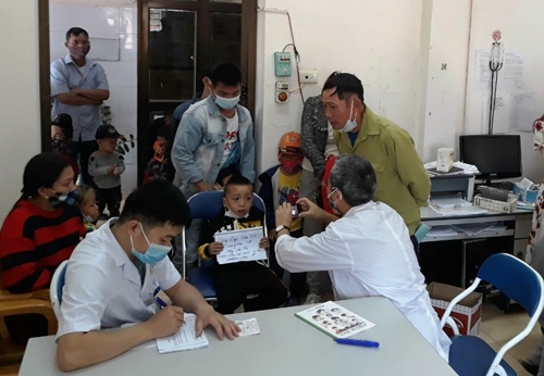 Khám sàng lọc miễn phí cho gần 400 trẻ em khuyết tật ở Điện Biên