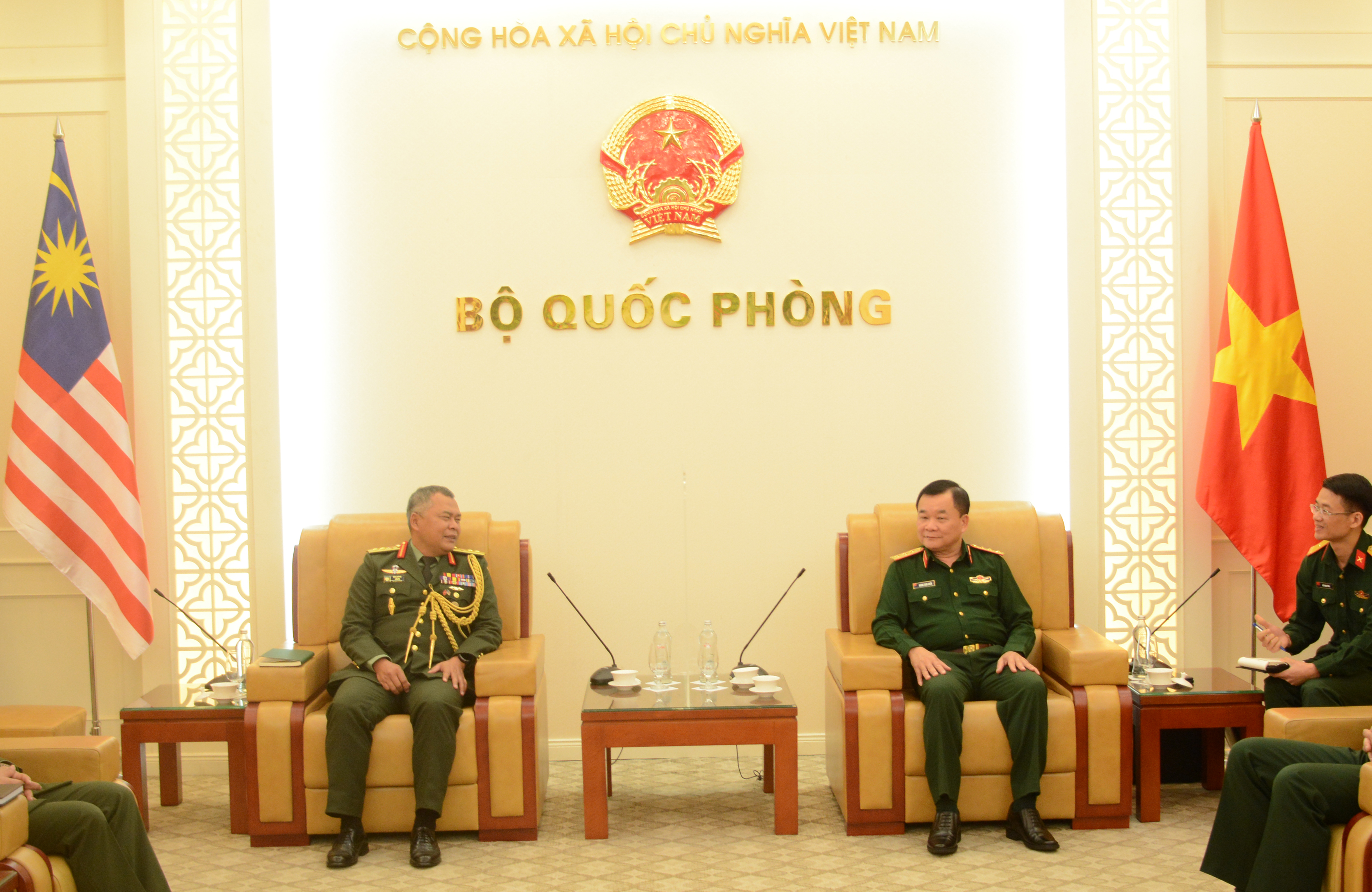 Thượng tướng Hoàng Xuân Chiến tiếp Tùy viên Quốc phòng Malaysia

