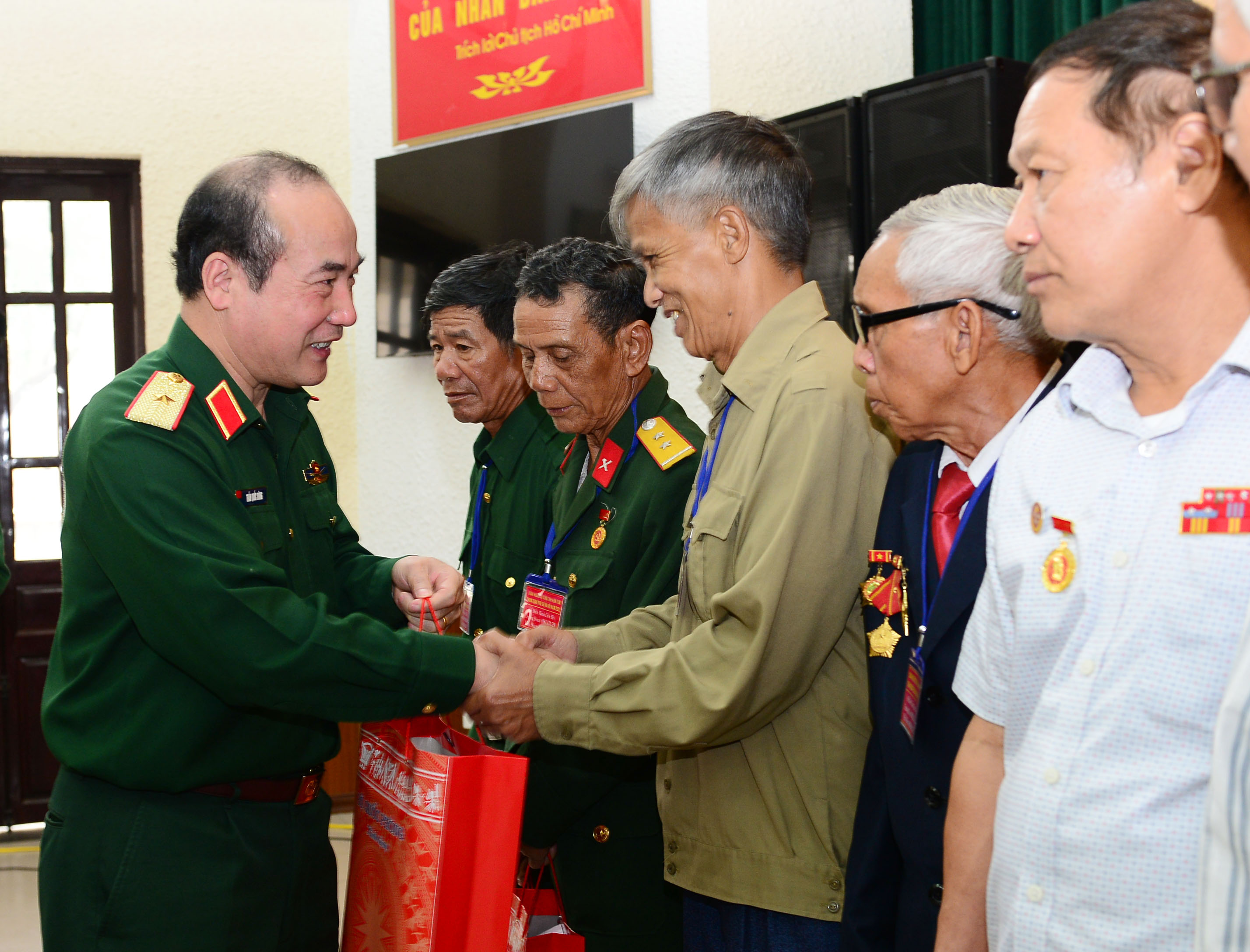 Bộ Quốc phòng gặp mặt Đoàn đại biểu người có công với cách mạng tỉnh Kon Tum 