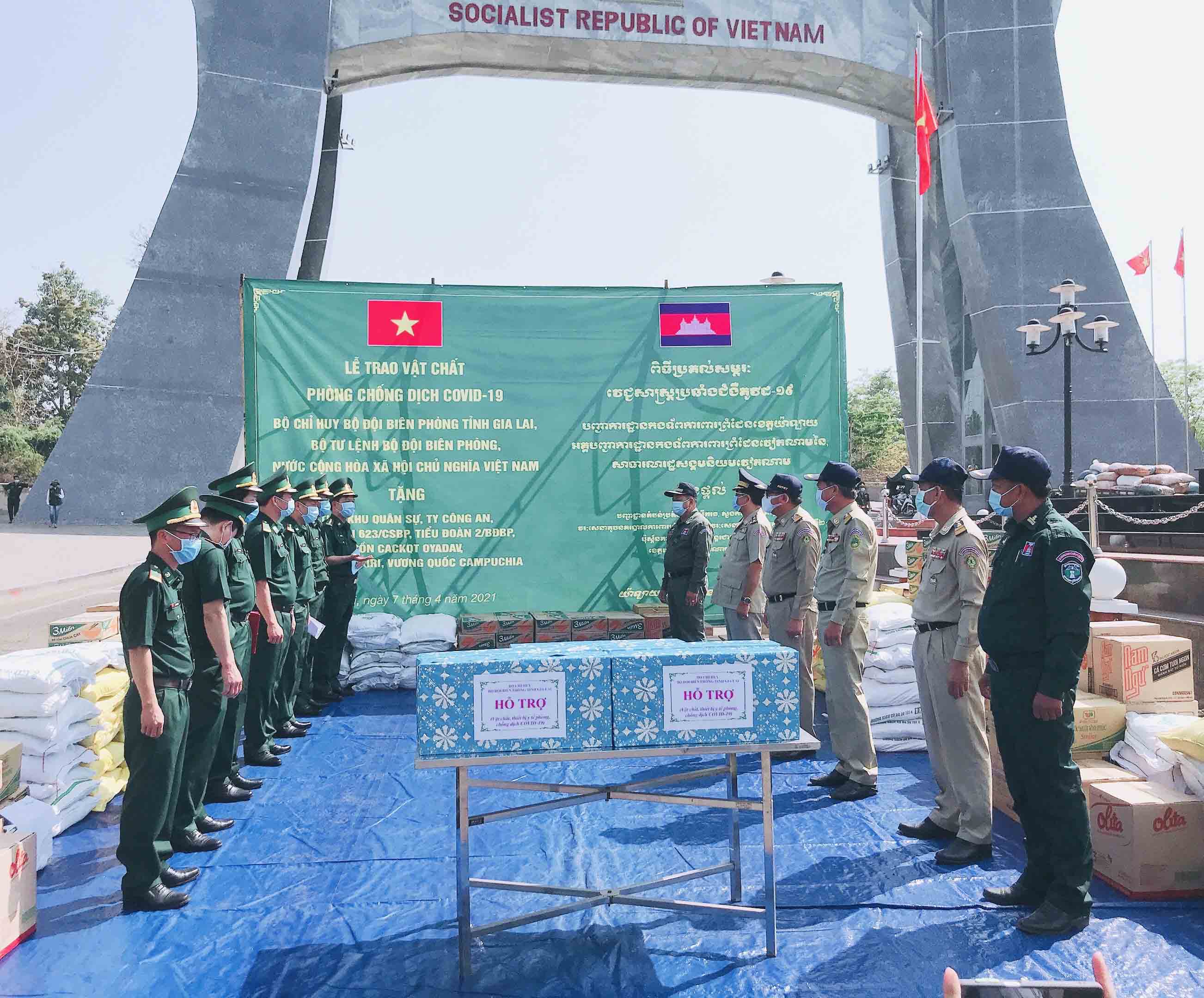 Trao trang bị y tế tặng các lực lượng bảo vệ biên giới Campuchia