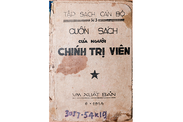 Cuốn sách của người chính trị viên