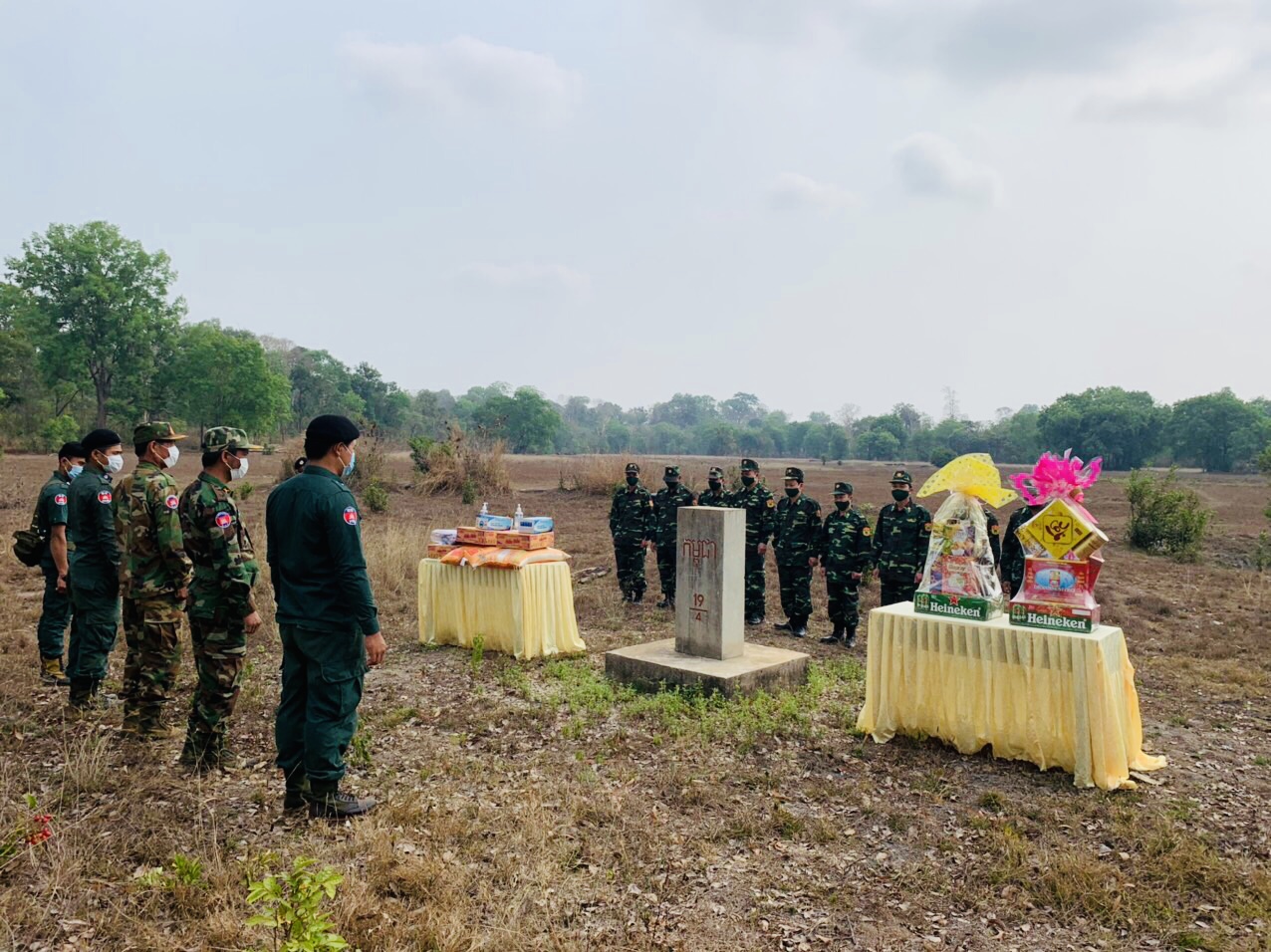 Chúc Tết và tặng quà cho lực lượng bảo vệ biên giới nước bạn Campuchia