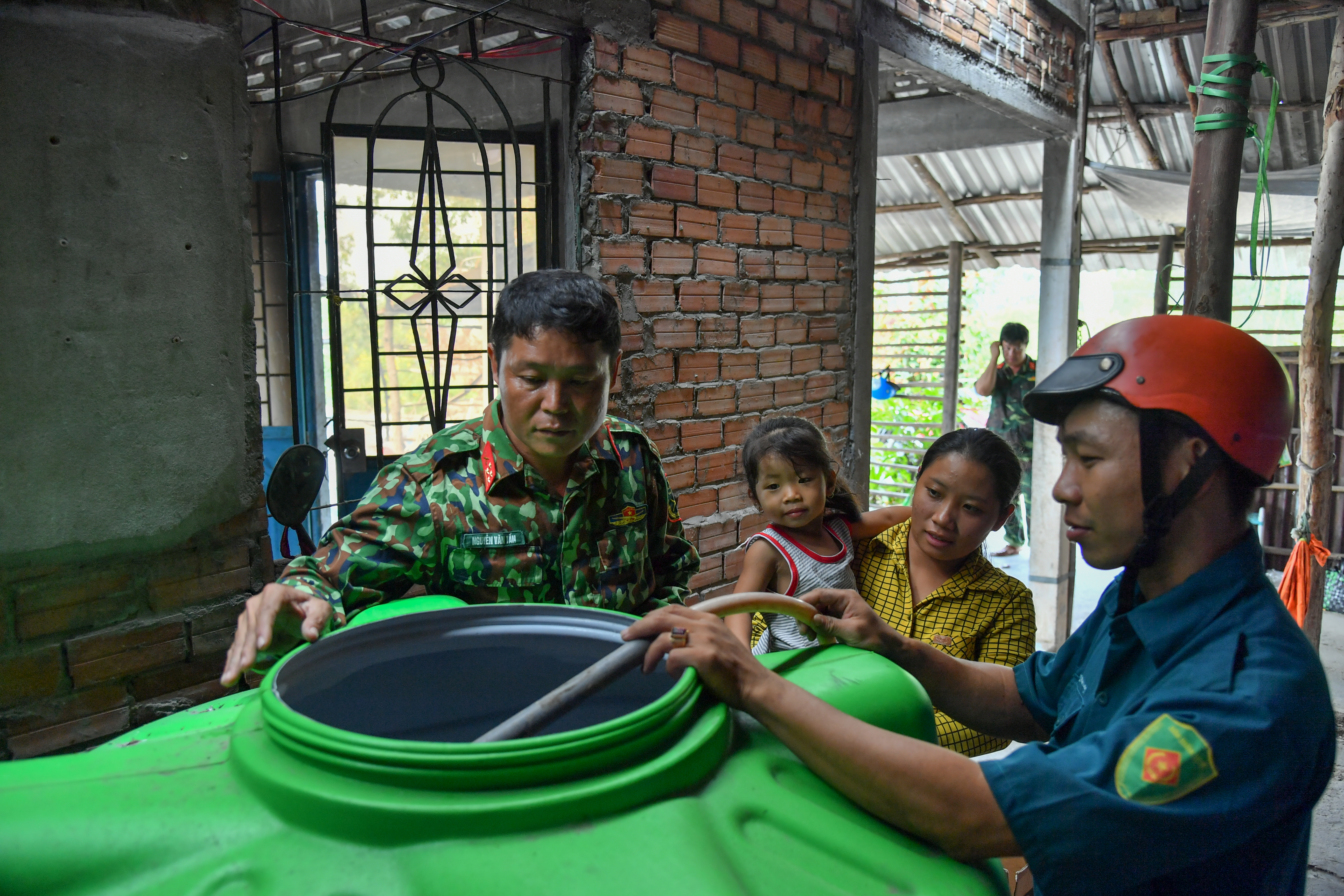 Bộ Chỉ huy quân sự tỉnh Kiên Giang cấp nước cho người dân vùng hạn, mặn