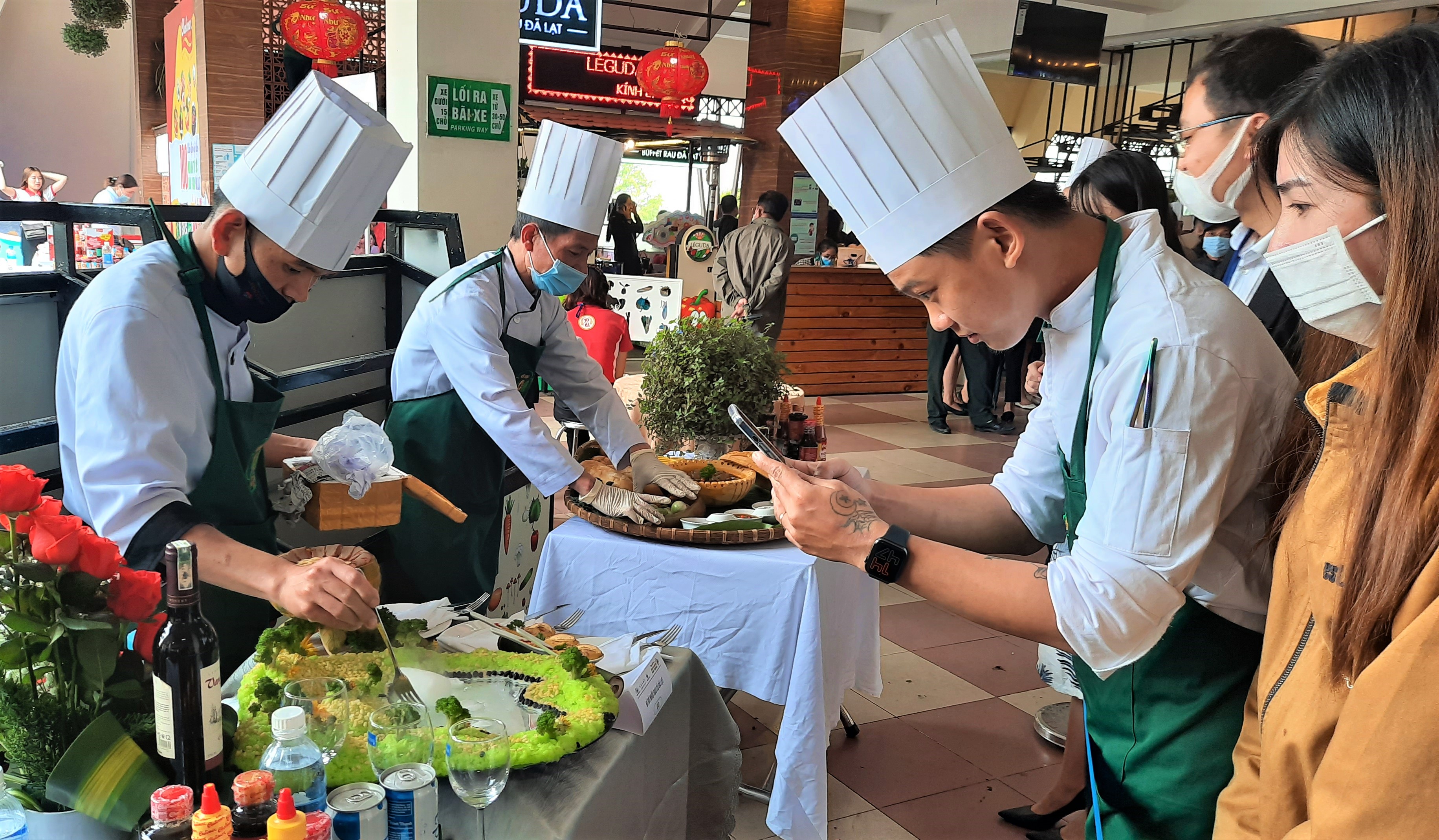 Kỷ lục 100 món ăn từ rau và hoa Đà Lạt