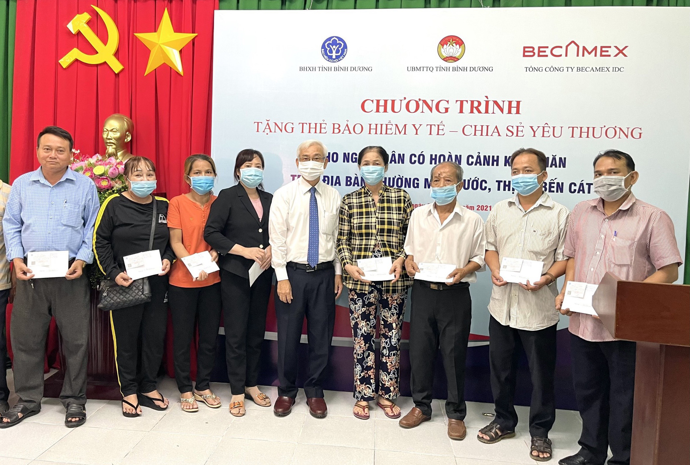 Trao 1.000 thẻ bảo hiểm y tế tặng người dân có hoàn cảnh khó khăn do dịch Covid-19 