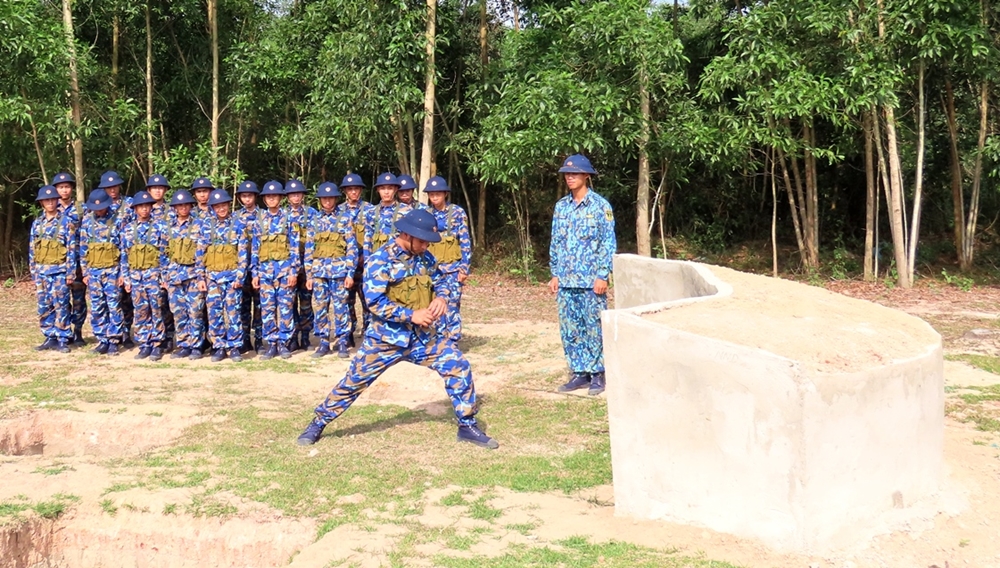Luyện tập ném lựu đạn.