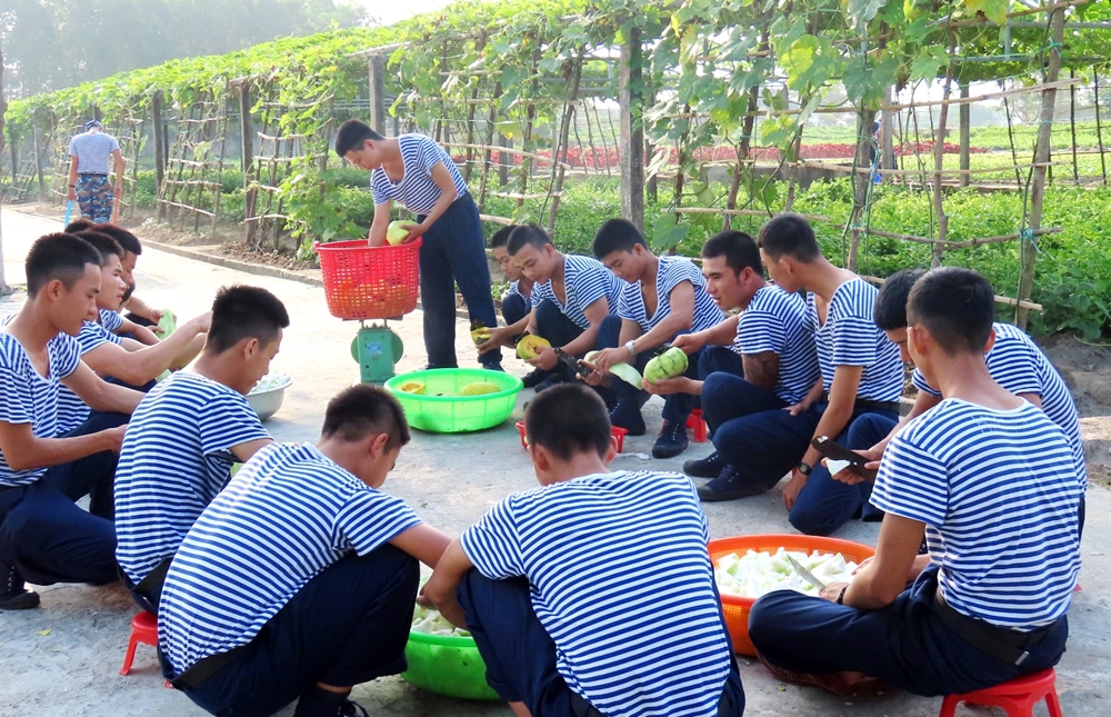 Sơ chế sản phẩm tăng gia trước khi nhập nhà bếp.