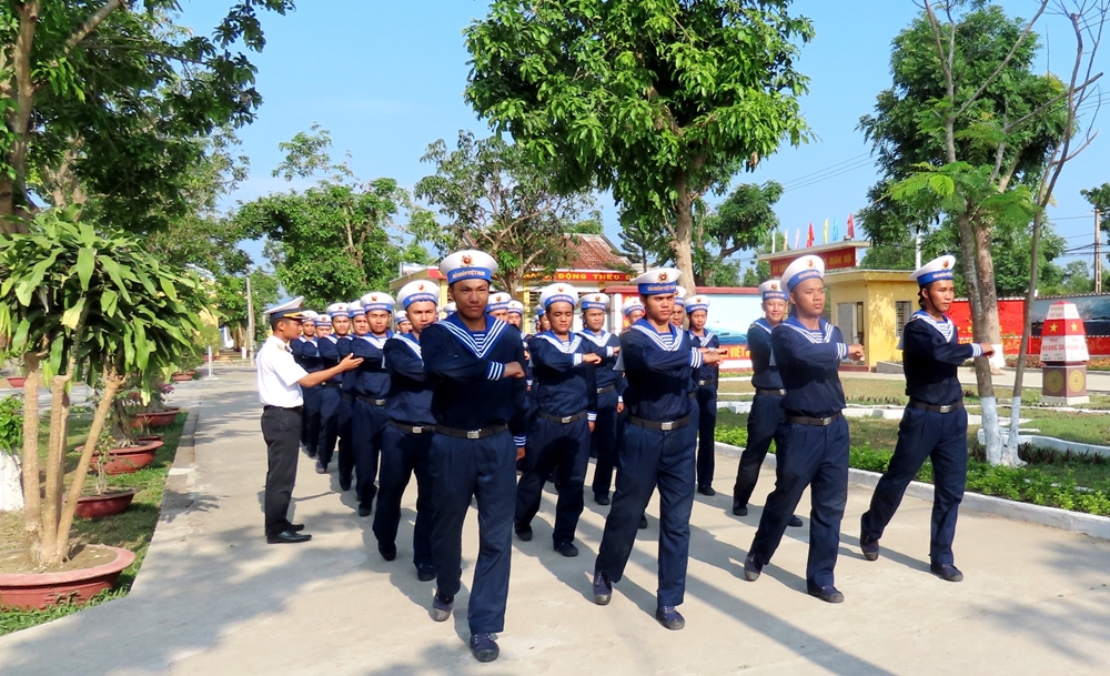 Cán bộ luôn sâu sát giúp chiến sĩ nâng cao khả năng thực hành.