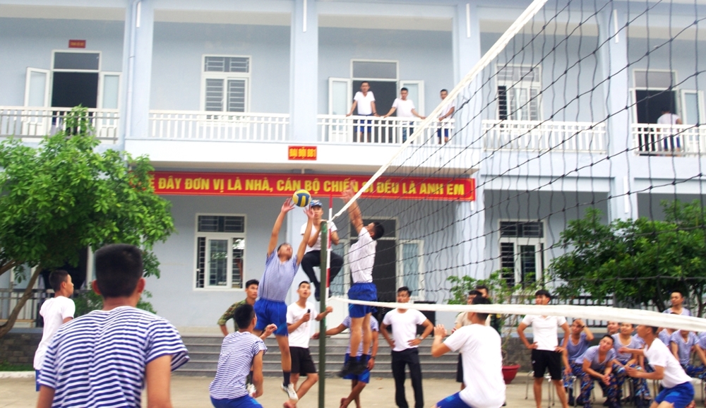 Sôi nổi thi đấu thể thao nâng cao sức khỏe.