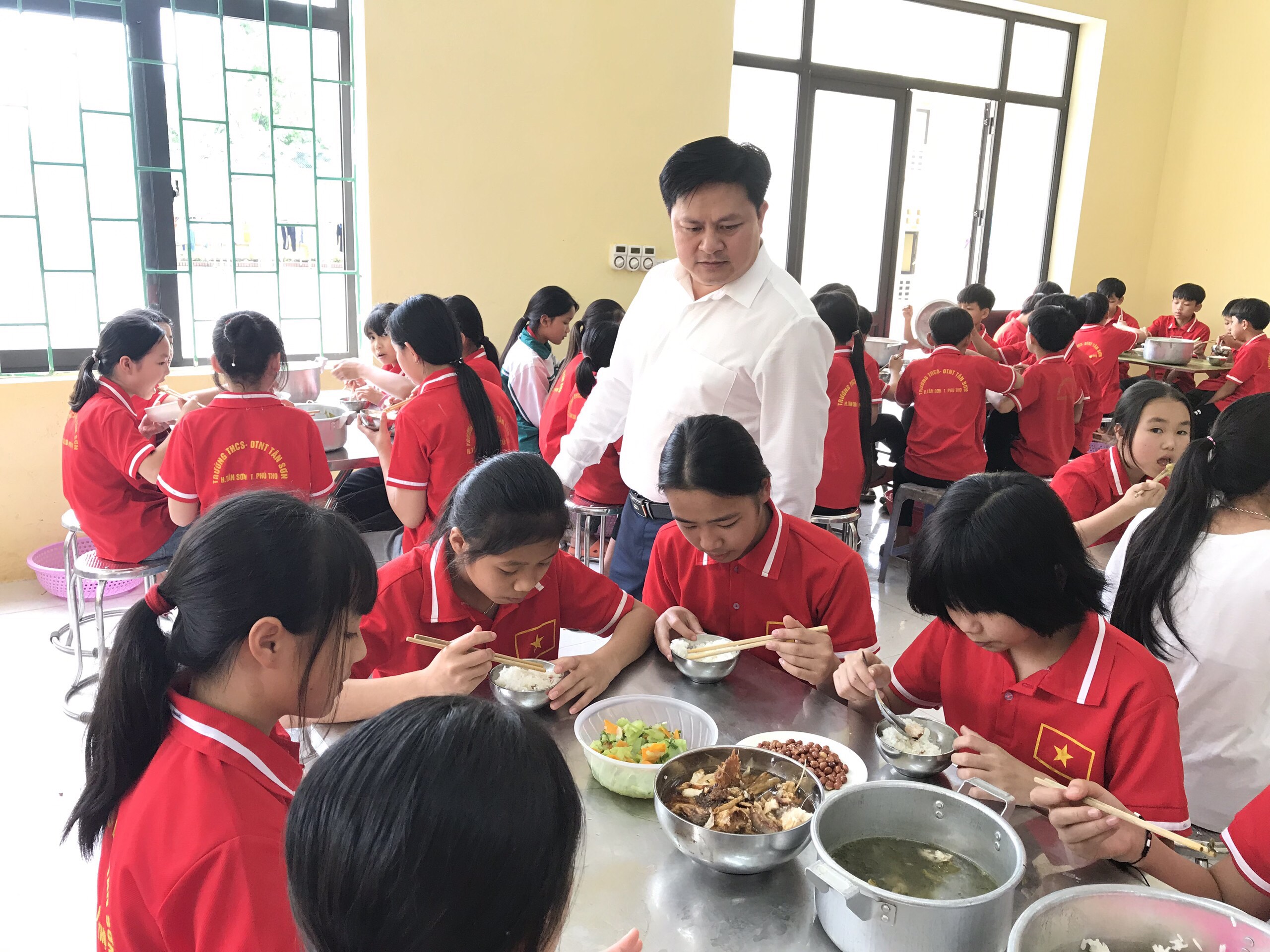 Ở Trường Phổ thông Dân tộc nội trú THCS Tân Sơn