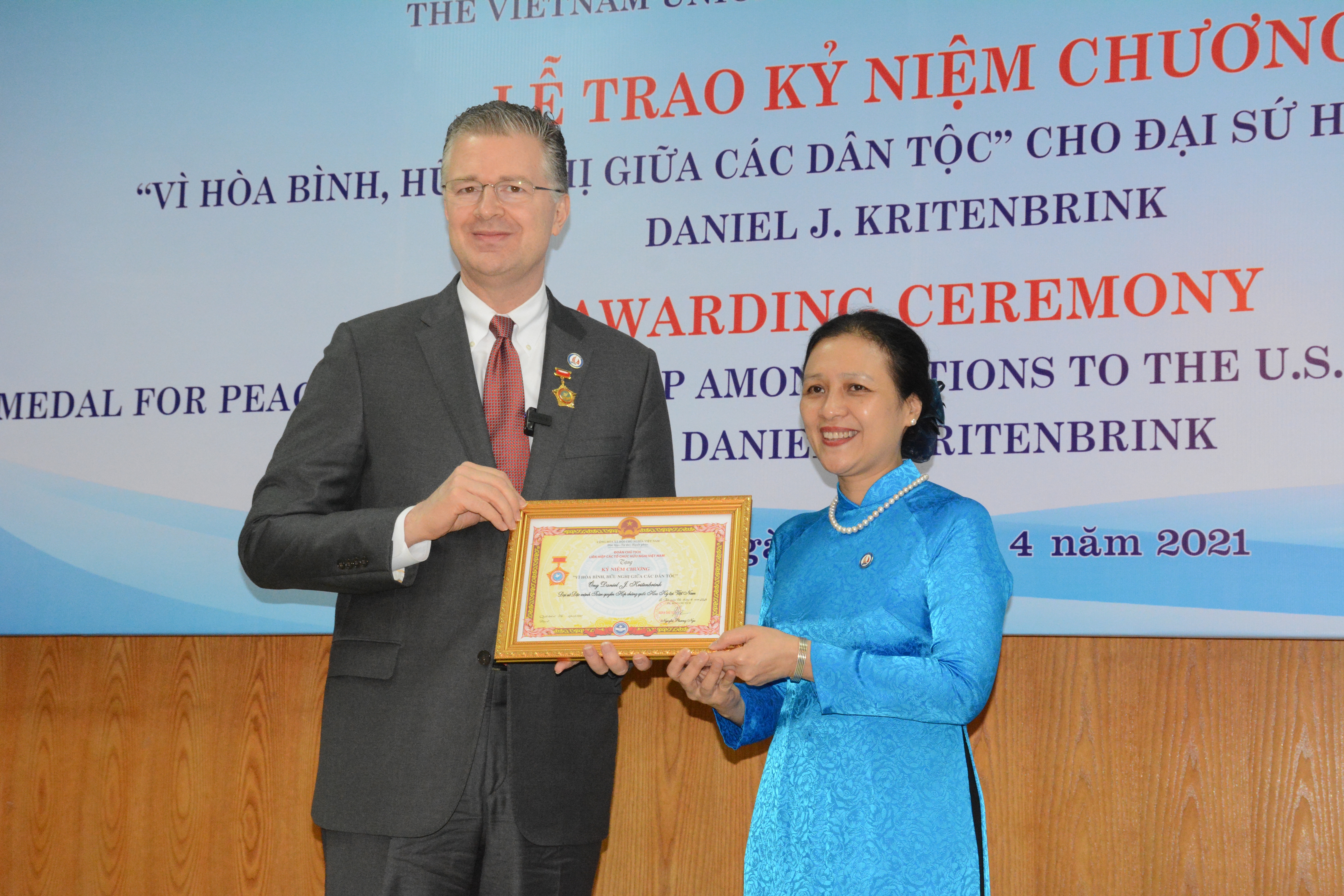 Trao kỷ niệm chương “Vì hòa bình, hữu nghị giữa các dân tộc” tặng Đại sứ Hoa Kỳ tại Việt Nam