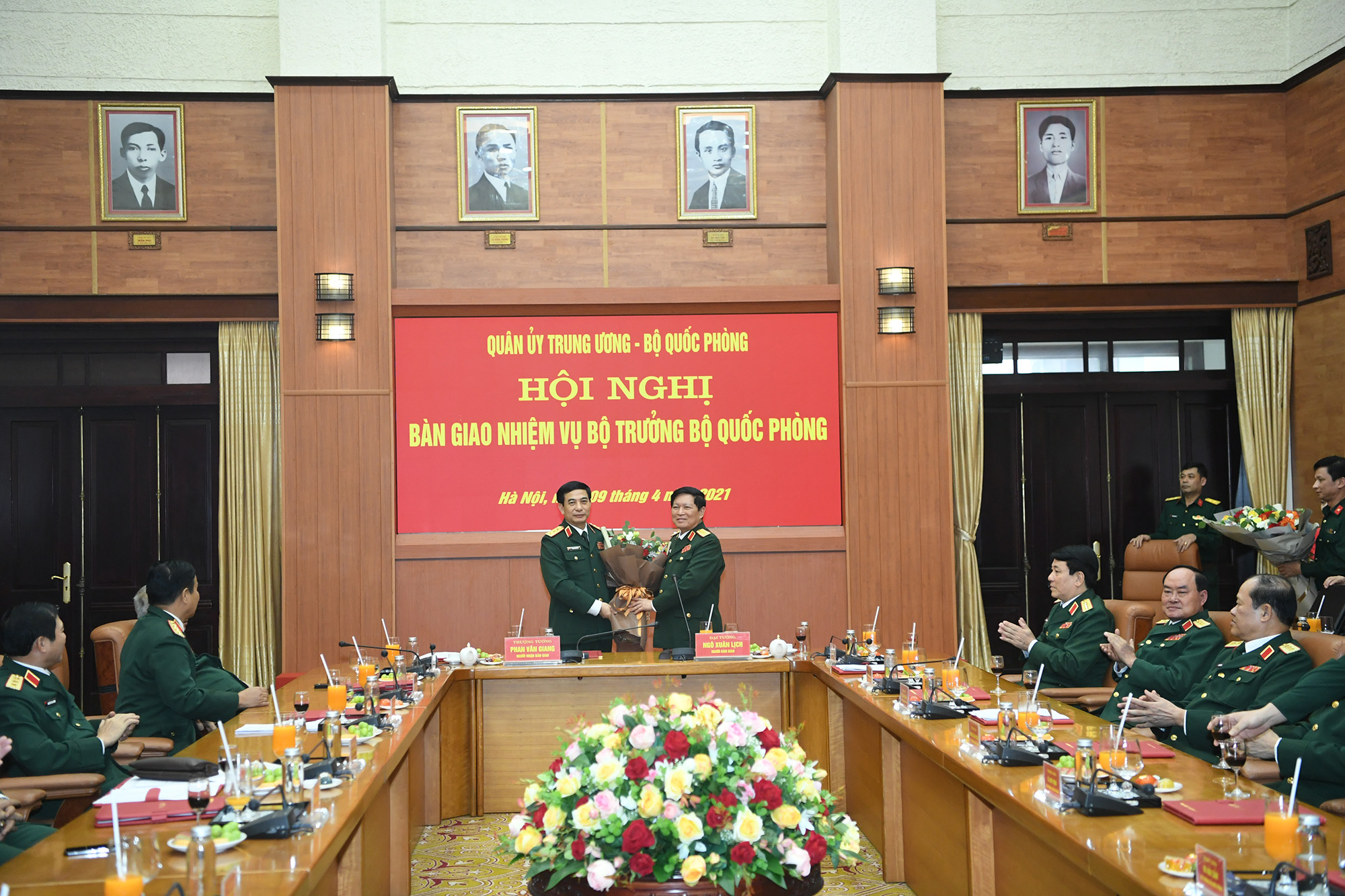 Đại tướng Ngô Xuân Lịch tặng hoa chúc mừng Thượng tướng Phan Văn Giang trên cương vị mới.