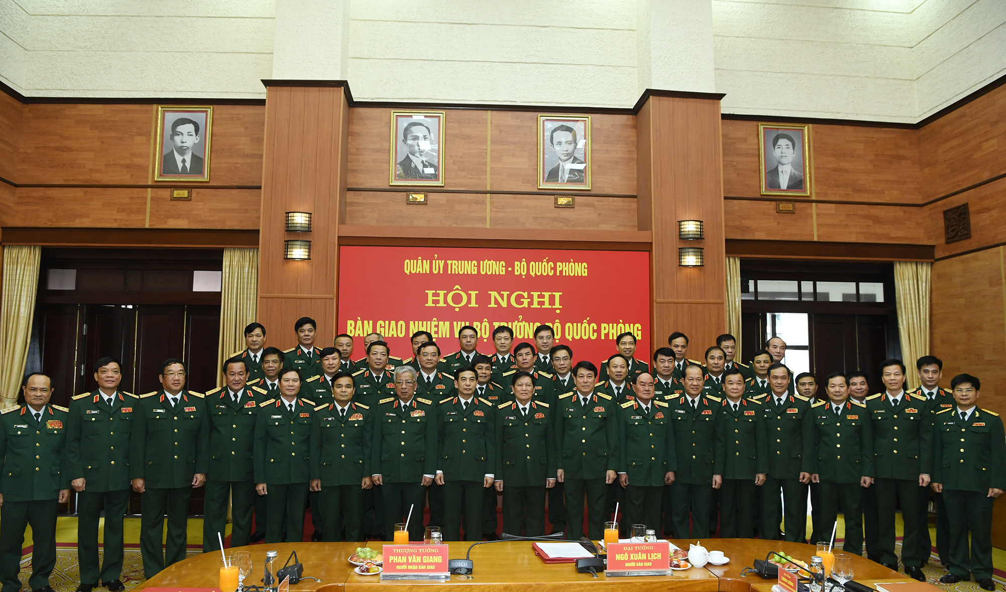 Đại tướng Ngô Xuân Lịch và Thượng tướng Phan Văn Giang cùng các đại biểu dự buổi lễ.