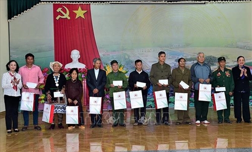 Trưởng Ban Tổ chức Trung ương Trương Thị Mai thăm và tặng quà tại Tuyên Quang