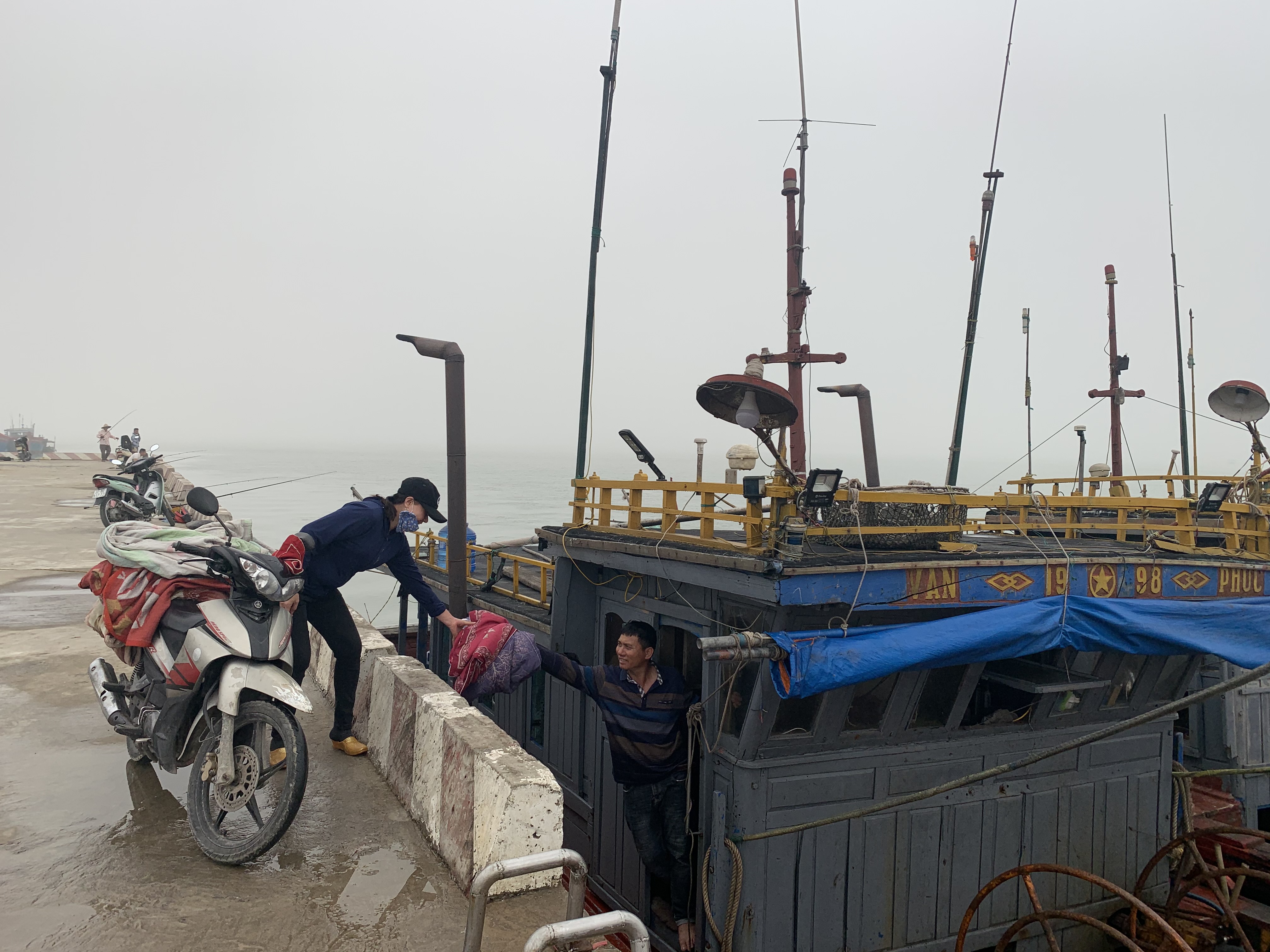 Bài 2: Tìm cách giữ chân ngư dân