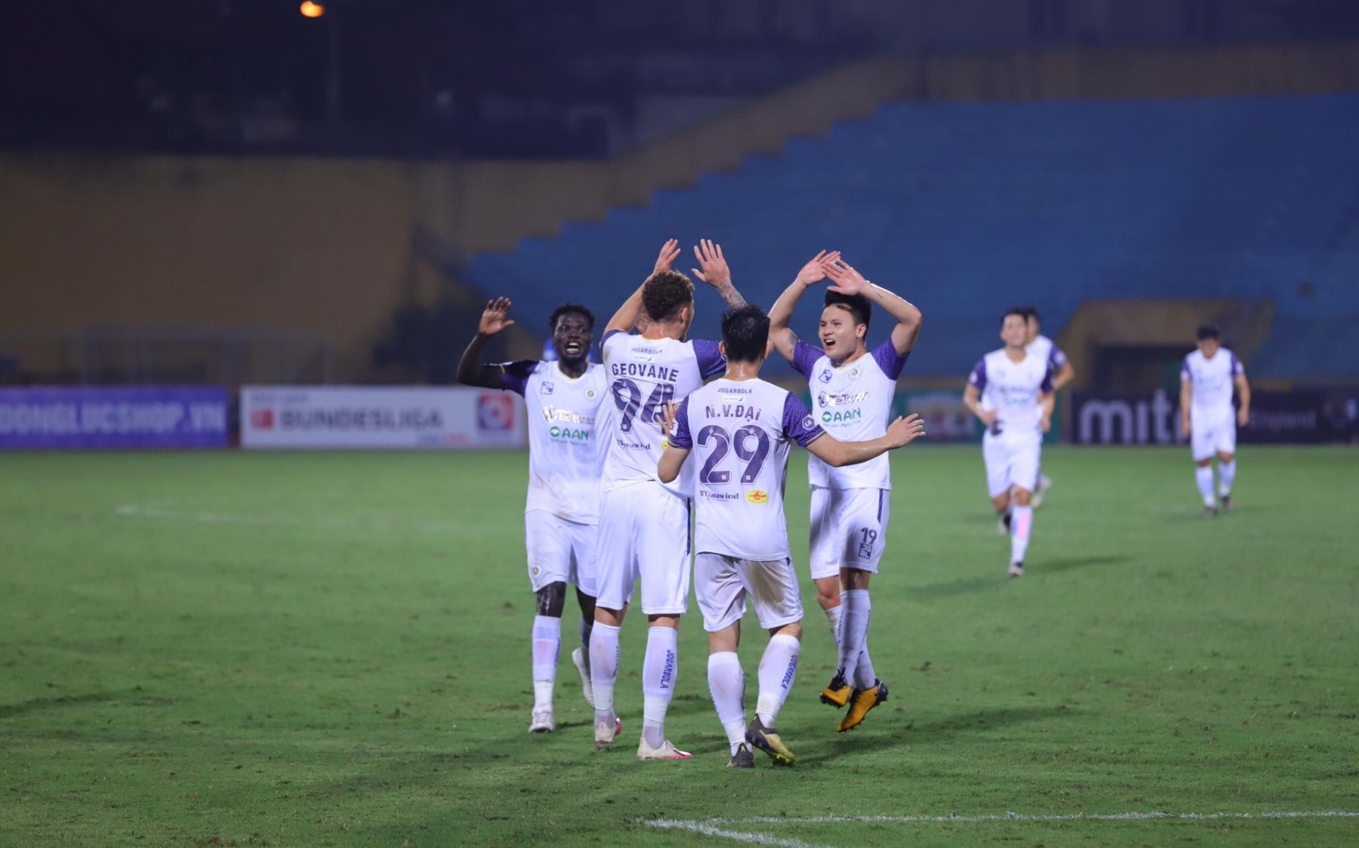 Quang Hải lập công, Hà Nội thắng đậm Than Quảng Ninh