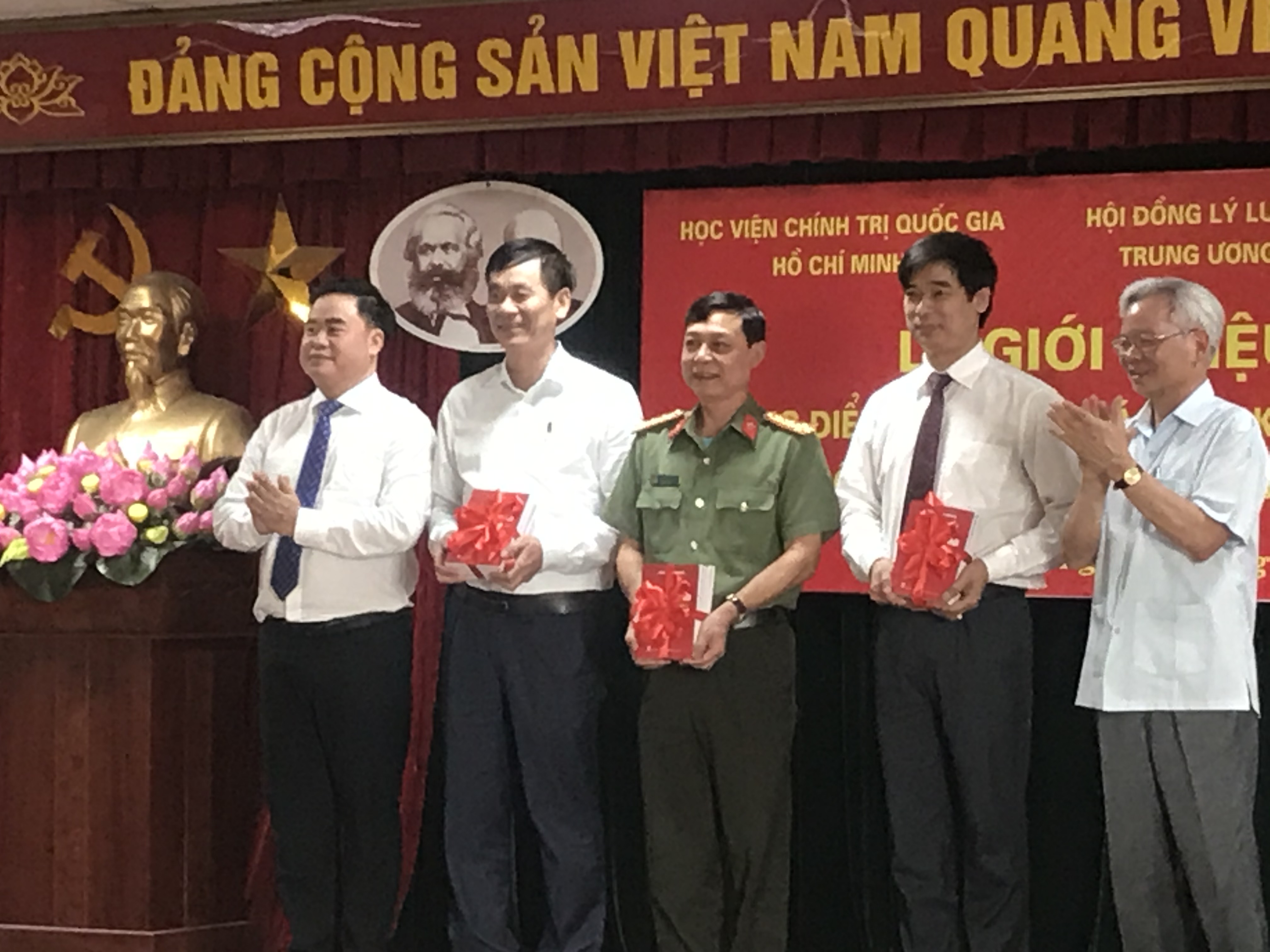 Giới thiệu sách về văn kiện Đại hội XIII của Đảng