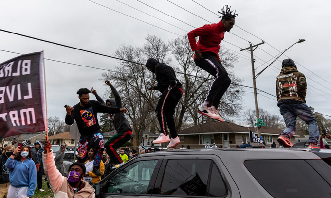 Làn sóng biểu tình lại bùng phát sau khi cảnh sát Mỹ bắn chết người da màu
