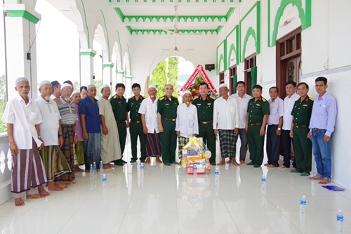 Quân khu 9 thăm, tặng quà cộng đồng dân tộc Chăm nhân Tháng Ramadan năm 2021