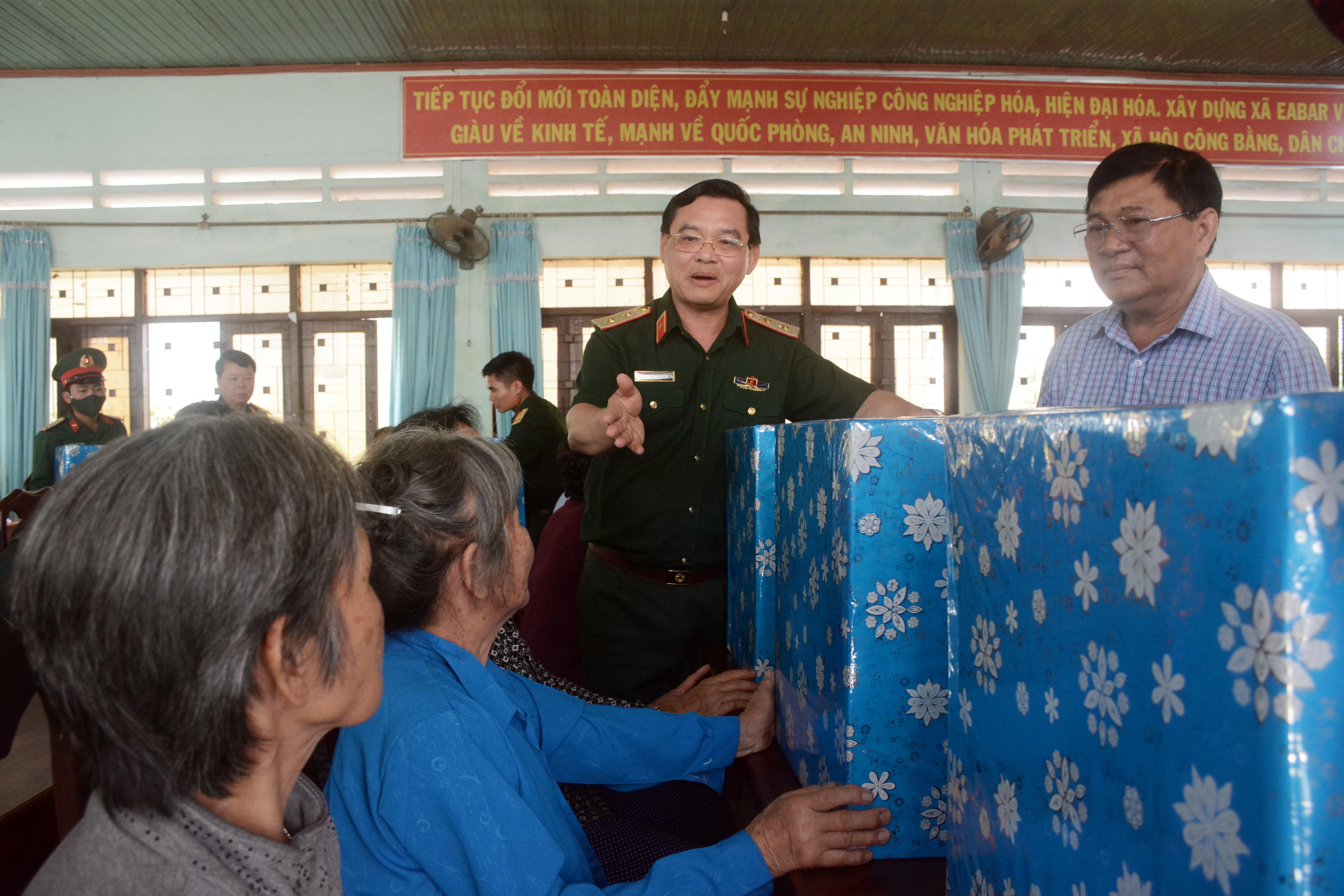 Tổng cục Kỹ thuật khám bệnh, cấp thuốc miễn phí, tặng quà tại Đắk Lắk