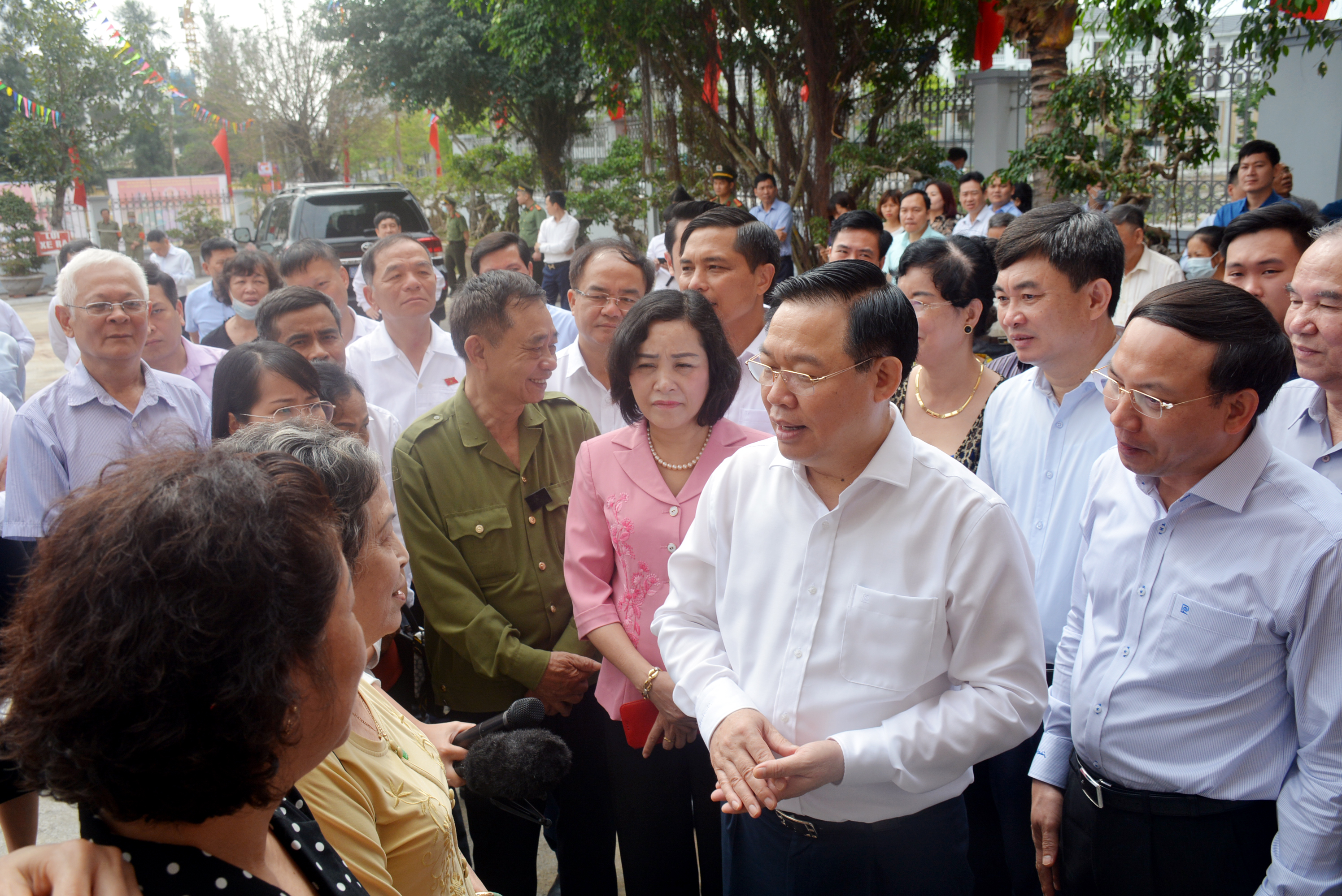 Chủ tịch Quốc hội Vương Đình Huệ kiểm tra công tác chuẩn bị bầu cử tại Quảng Ninh