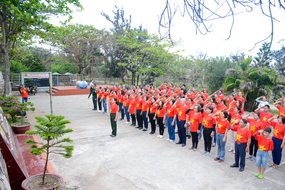 Lễ chào cờ thiêng liêng ở đảo tiền tiêu