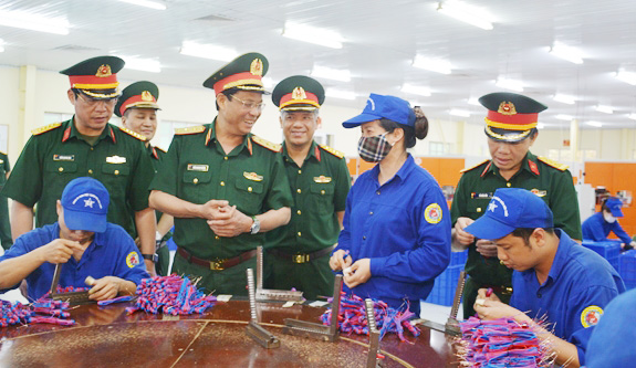 Thượng tướng Trần Quang Phương thăm, kiểm tra tại Nhà máy Z121