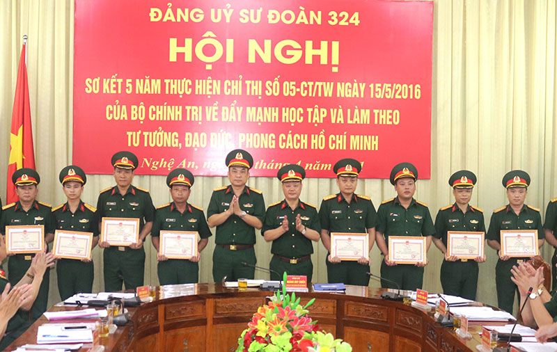 Sư đoàn 324 (Quân khu 4) sơ kết 5 năm thực hiện Chỉ thị 05 của Bộ Chính trị