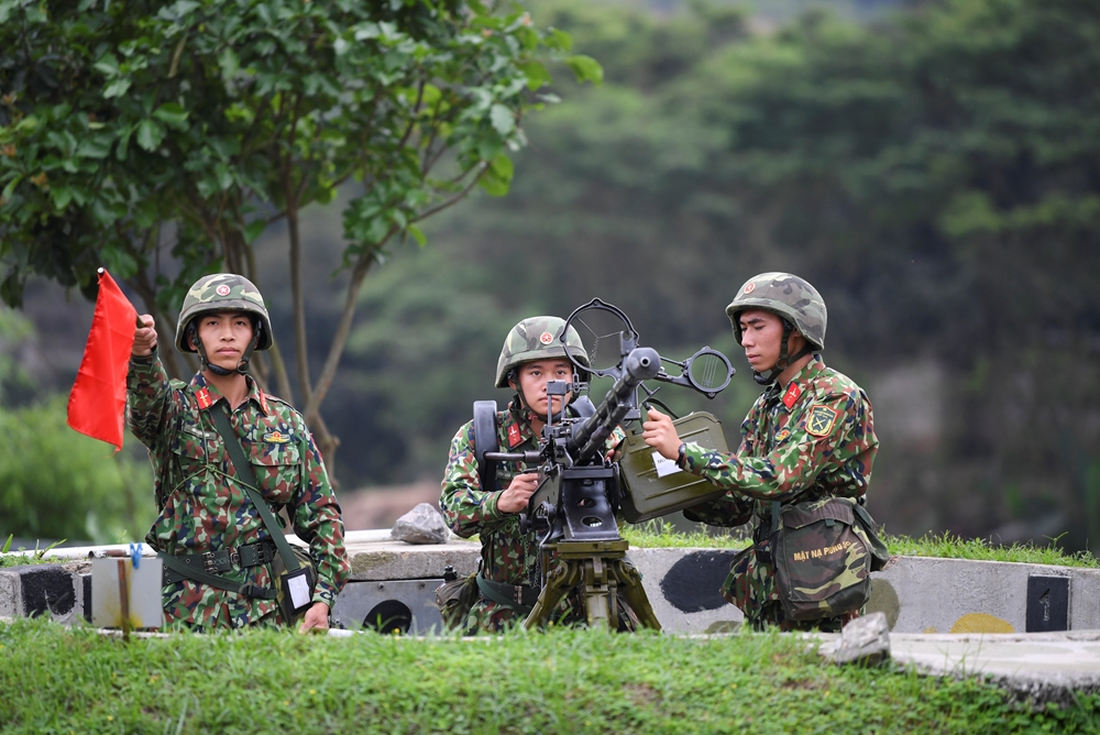 Quan sát tình hình chờ lệnh khai hỏa của khẩu đội súng máy phòng không 12,7 ly.