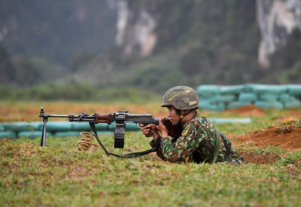 Chiến sĩ trung liên yểm trợ cho Trung đội tiến công.
